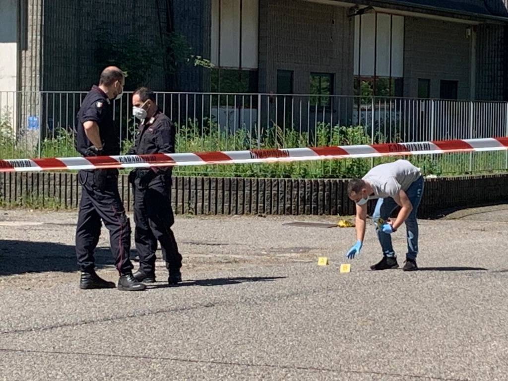 Lite a Malnate, uomo spara alla compagna 