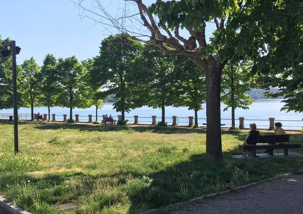 Passeggiate e primi tuffi sul lungolago