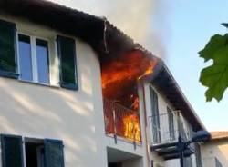 Palazzina in fiamme ad Azzate