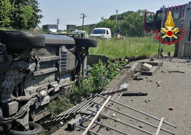 Perde il controllo, auto ribaltata e cancello sfondato