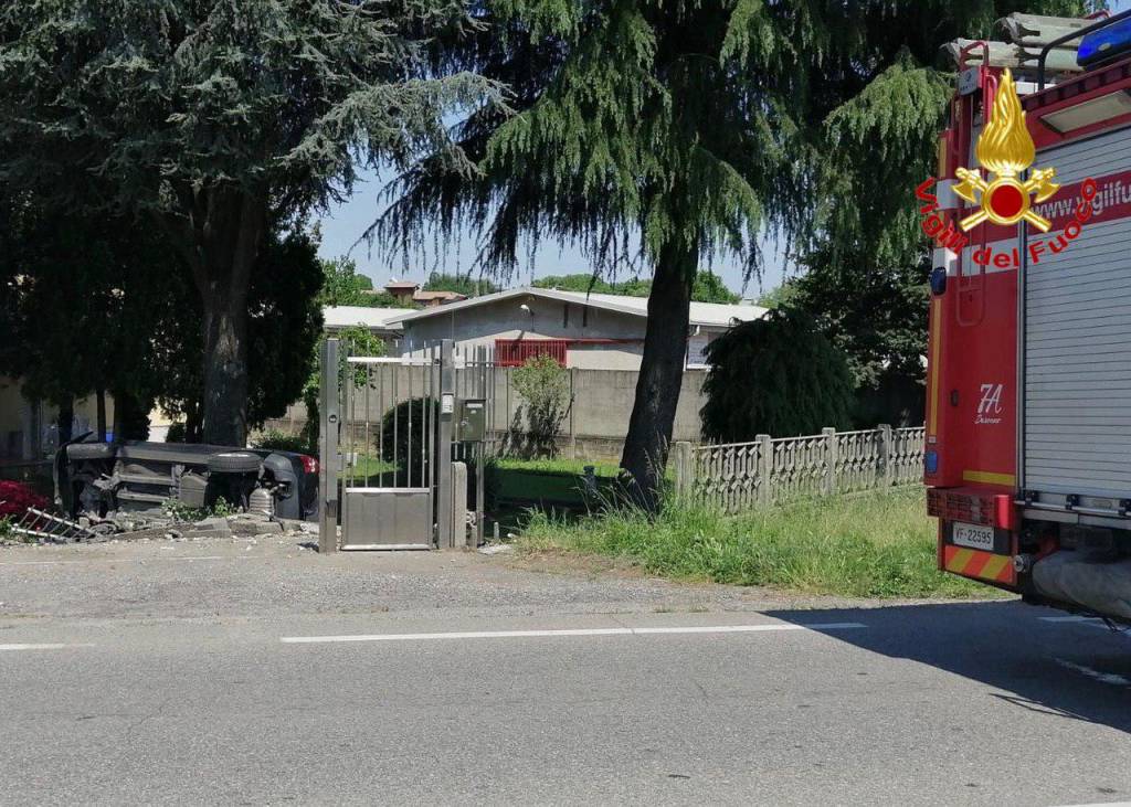 Perde il controllo, auto ribaltata e cancello sfondato