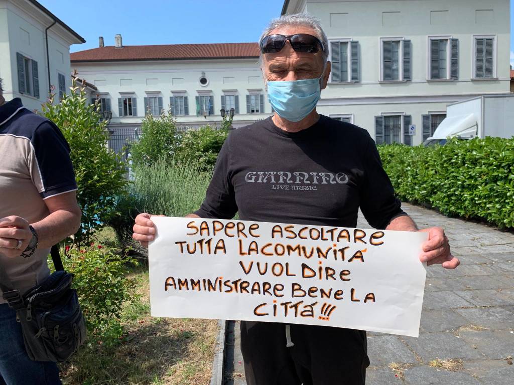 protesta opposizione minoranze castellanza