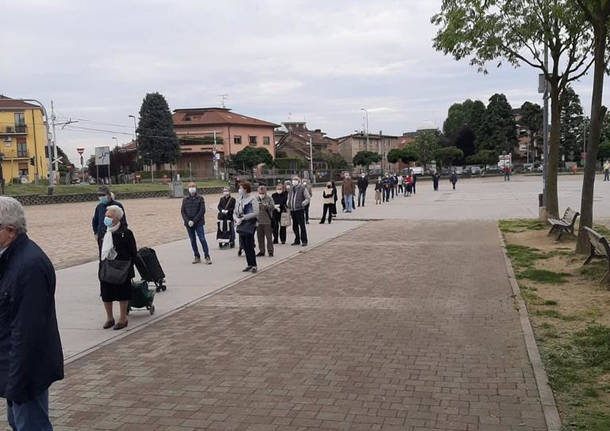 Riaperti i mercati a Limbiate: lunghe file all'ingresso, accessi contingentati e tanto ordine