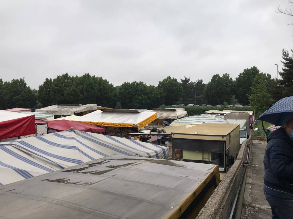 Saronno, la pioggia protagonista al mercato