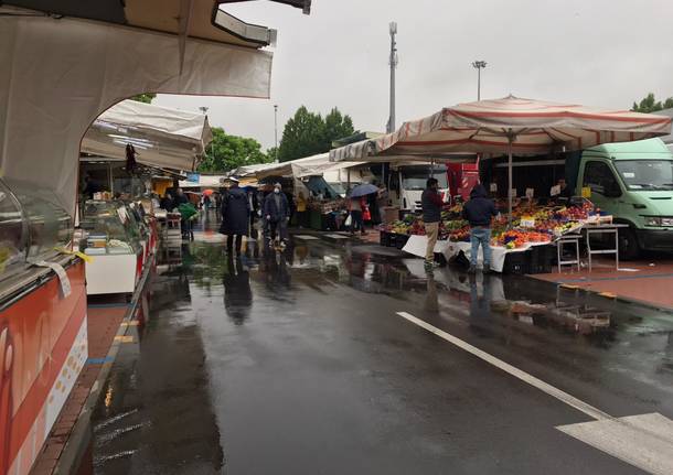 Saronno, la pioggia protagonista al mercato