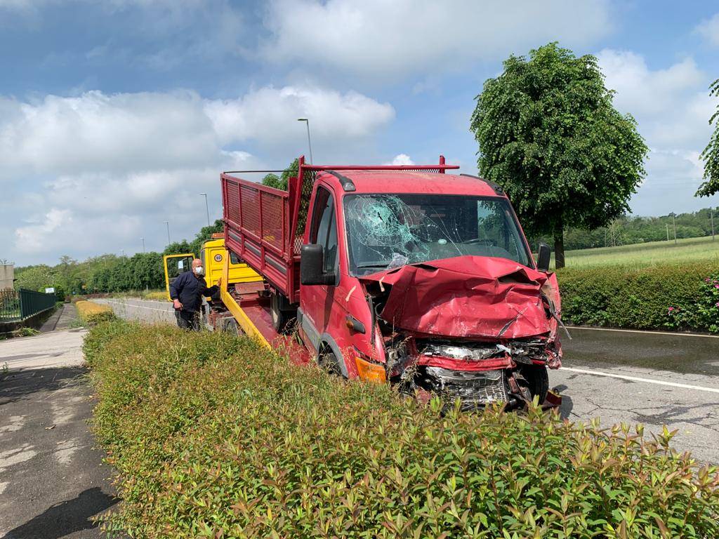 Scontro fra due camion tra Cairate e Tradate