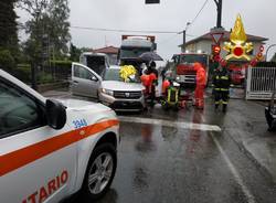 Scontro tra un'auto e un tir a Caronno Varesino