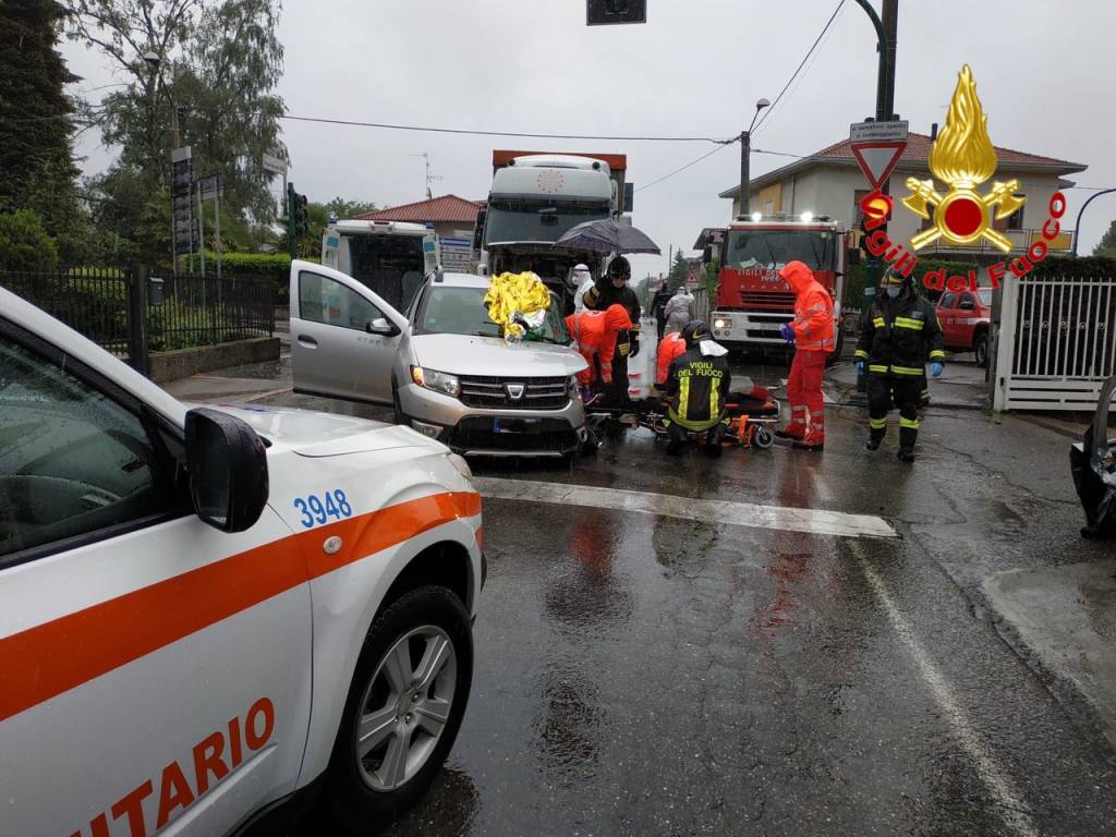 Scontro tra un'auto e un tir a Caronno Varesino