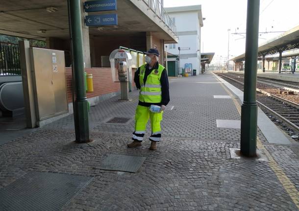 Stazione di Saronno, prosegue la distribuzione della mascherine con la Protezione Civile