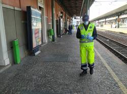 Stazione di Saronno, prosegue la distribuzione della mascherine con la Protezione Civile