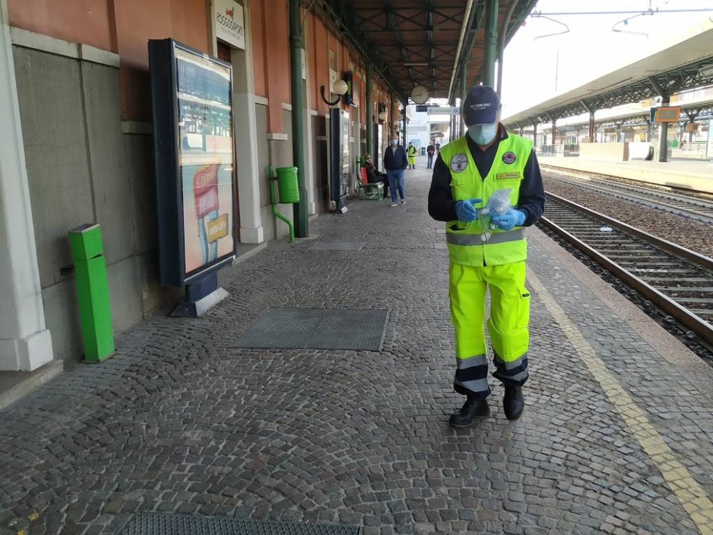 Stazione di Saronno, prosegue la distribuzione della mascherine con la Protezione Civile
