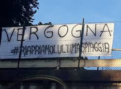 striscione ultima spiaggia