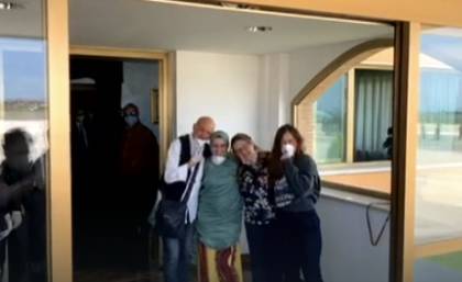 Un lungo abbraccio con i genitori e la sorella: Silvia Romano è arrivata in Italia