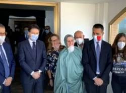 Un lungo abbraccio con i genitori e la sorella: Silvia Romano è arrivata in Italia