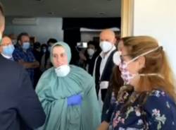 Un lungo abbraccio con i genitori e la sorella: Silvia Romano è arrivata in Italia