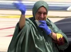 Un lungo abbraccio con i genitori e la sorella: Silvia Romano è arrivata in Italia