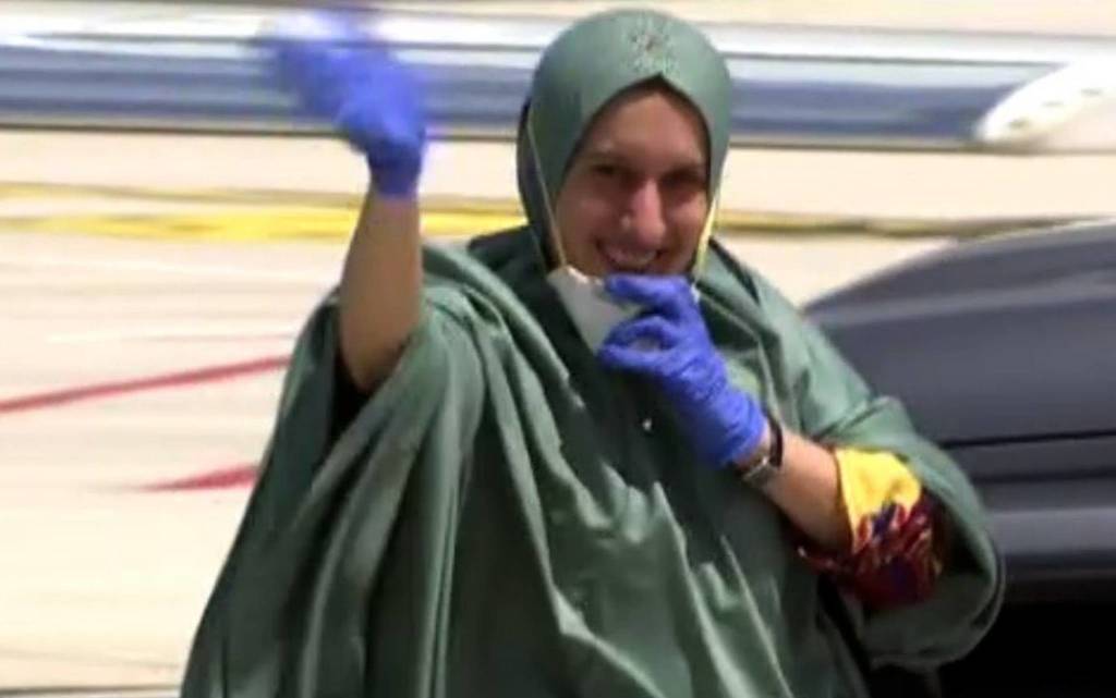 Un lungo abbraccio con i genitori e la sorella: Silvia Romano è arrivata in Italia