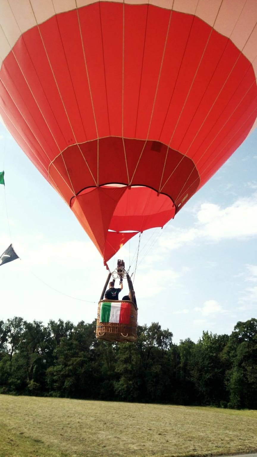 Un volo in mongolfiera per ricordare le vittime del Covid19