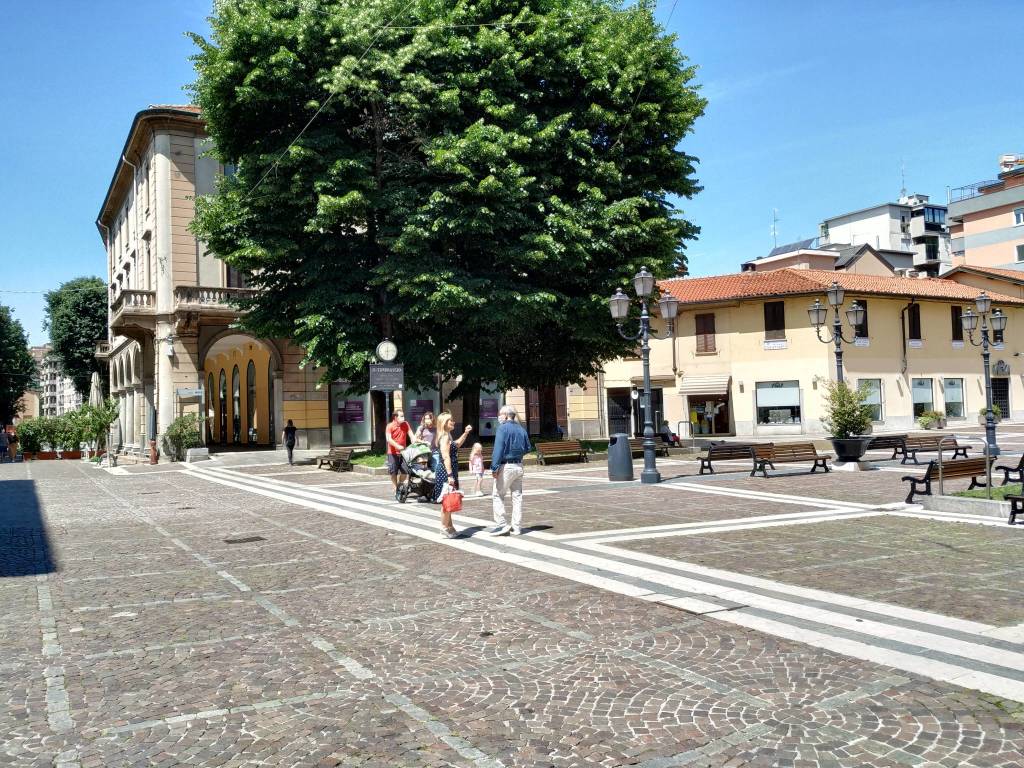 Una mattinata nel centro di Saronno nella prima domenica "post quarantena"