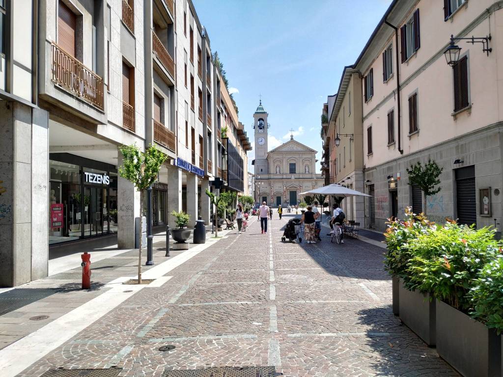 Una mattinata nel centro di Saronno nella prima domenica "post quarantena"