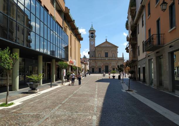 Una mattinata nel centro di Saronno nella prima domenica "post quarantena"