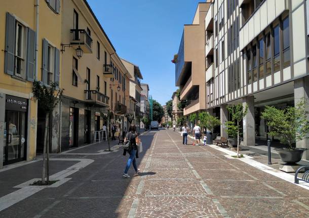 Una mattinata nel centro di Saronno nella prima domenica "post quarantena"