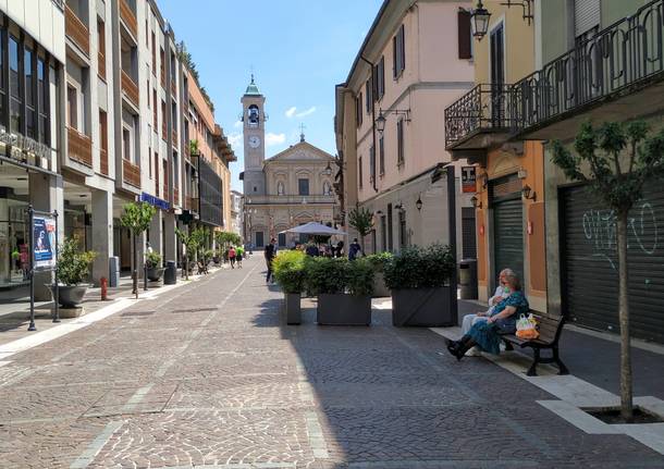 Una mattinata nel centro di Saronno nella prima domenica "post quarantena"