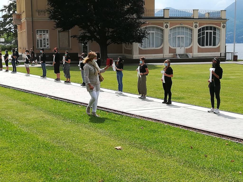 A Luino un flsh mob contro il razzismo