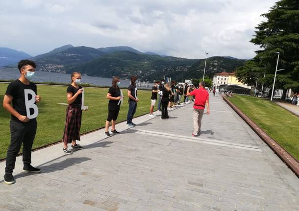 A Luino un flsh mob contro il razzismo