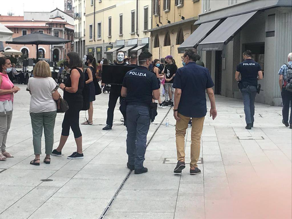 Anonymus in centro a Legnano