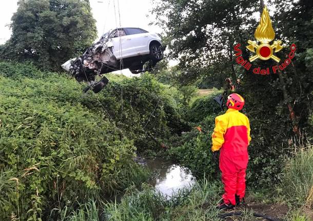 Auto esce di strada e vola per sette metri: due morti