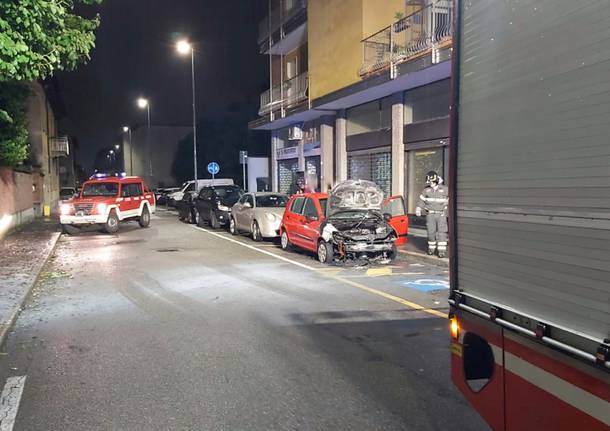 Auto in fiamme a Castellanza 