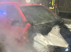 Auto in fiamme a Castellanza 