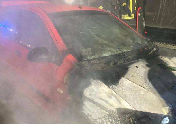 Auto in fiamme a Castellanza 