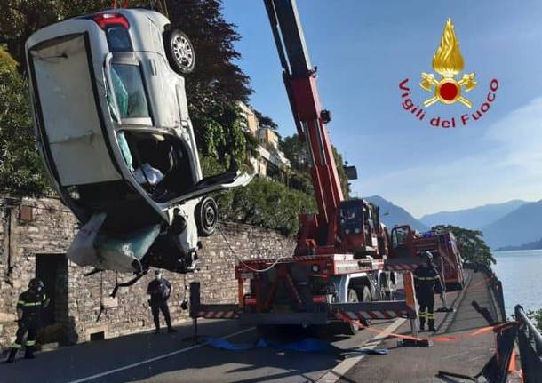 auto nel lago di como