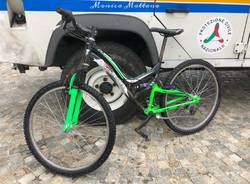 bici finisce nel Lago Maggiore