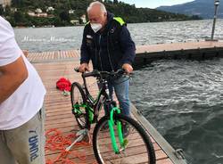 bici finisce nel Lago Maggiore