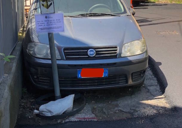 Strada (quasi) perfetta: l’asfalto gira intorno all’auto parcheggiata