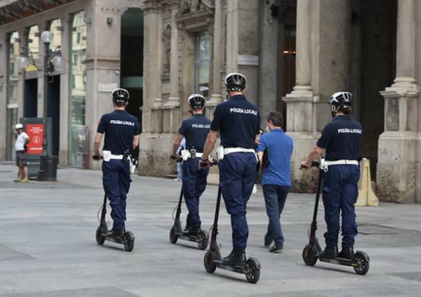 I ghisa salgono in monopattino