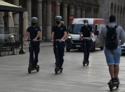 I ghisa salgono in monopattino