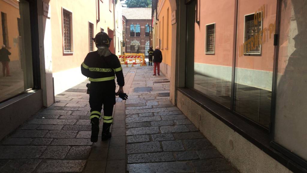 Crolla il  tetto di un edificio in vicolo Contrade