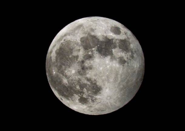 Eclissi parziale di luna (foto di Emanuele Santagostino)