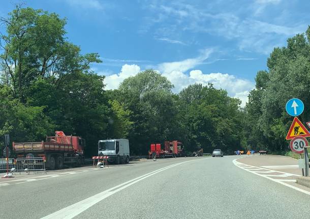 I lavori di asfaltatura in viale Piero Chiara