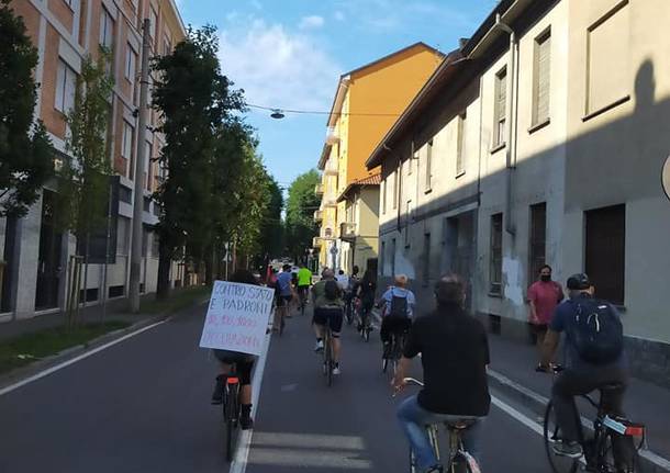 Il Collettivo Adespota si riunisce nel centro città: biciclettata da piazza San Francesco 
