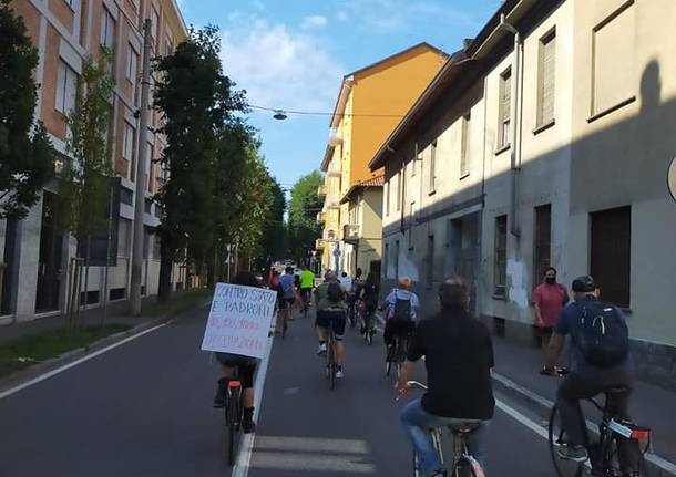 Il Collettivo Adespota si riunisce nel centro città: biciclettata da piazza San Francesco