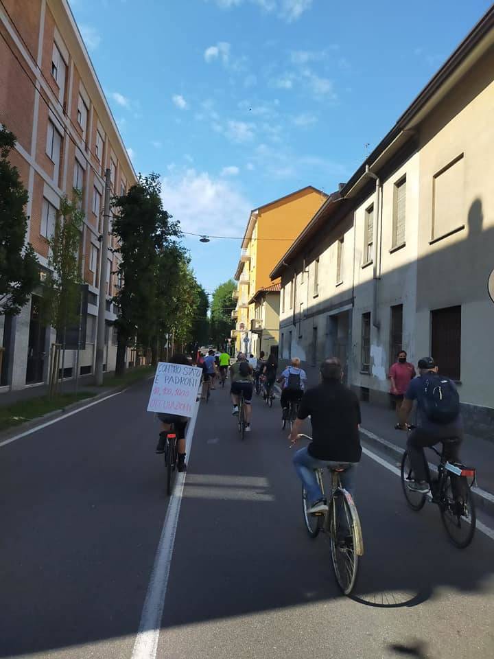 Il Collettivo Adespota si riunisce nel centro città: biciclettata da piazza San Francesco 