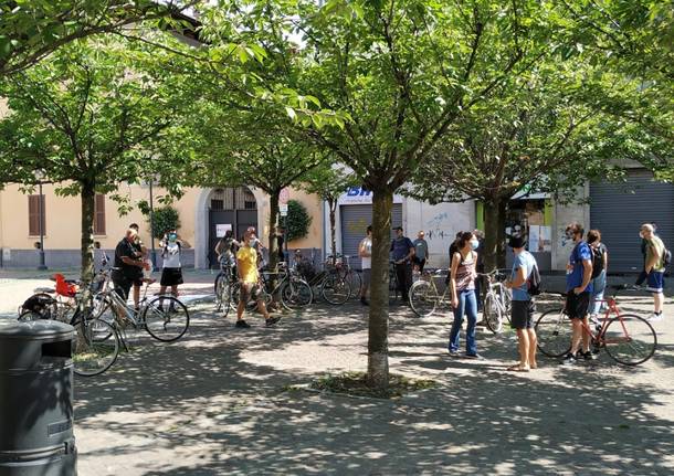 Il Collettivo Adespota si riunisce nel centro città: biciclettata da piazza San Francesco 