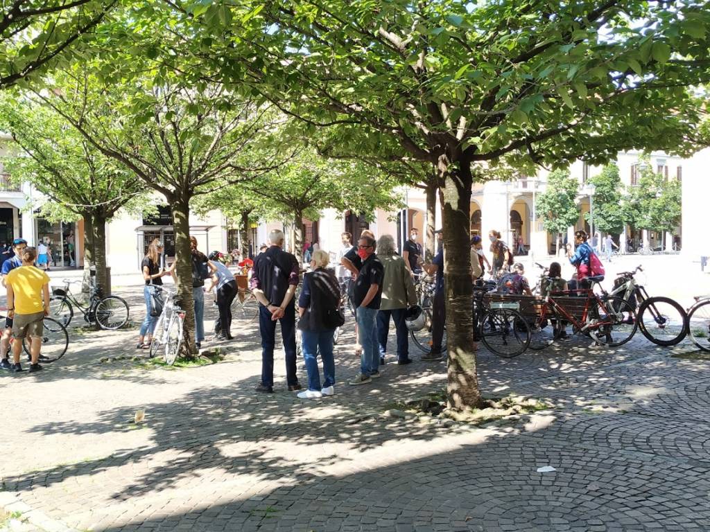 Il Collettivo Adespota si riunisce nel centro città: biciclettata da piazza San Francesco 