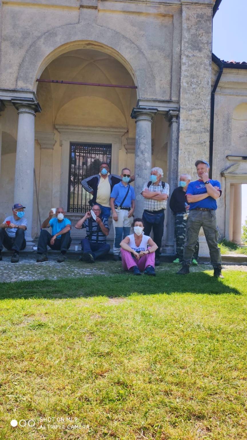 Il gruppo dei CAI Senior di Varese pulisce le cappelle del Sacro Monte