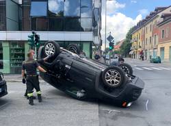 Incidente a Gallarate, si ribalta un'auto